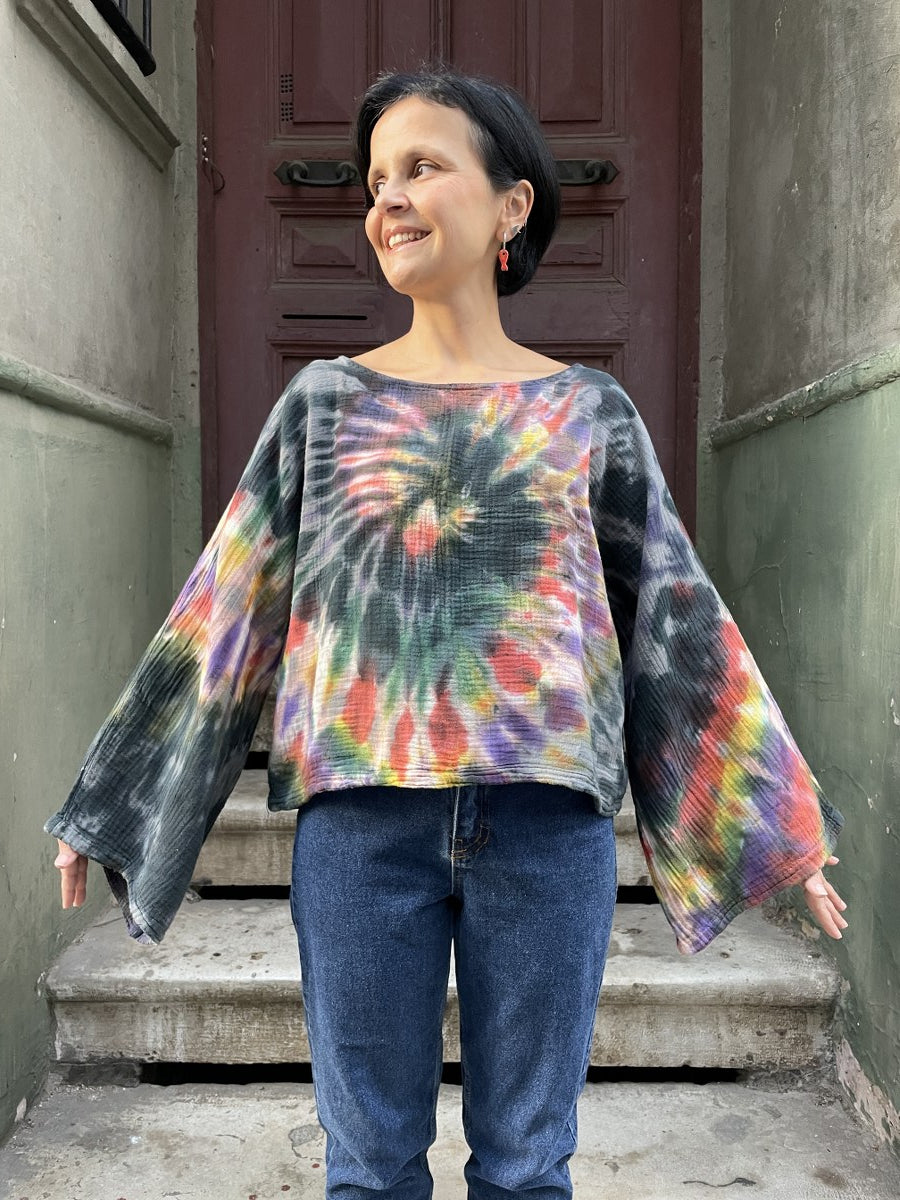 Batik Müslin Bluz – “Nova” | El Boyaması Spiral Desenli Bohem Tasarım