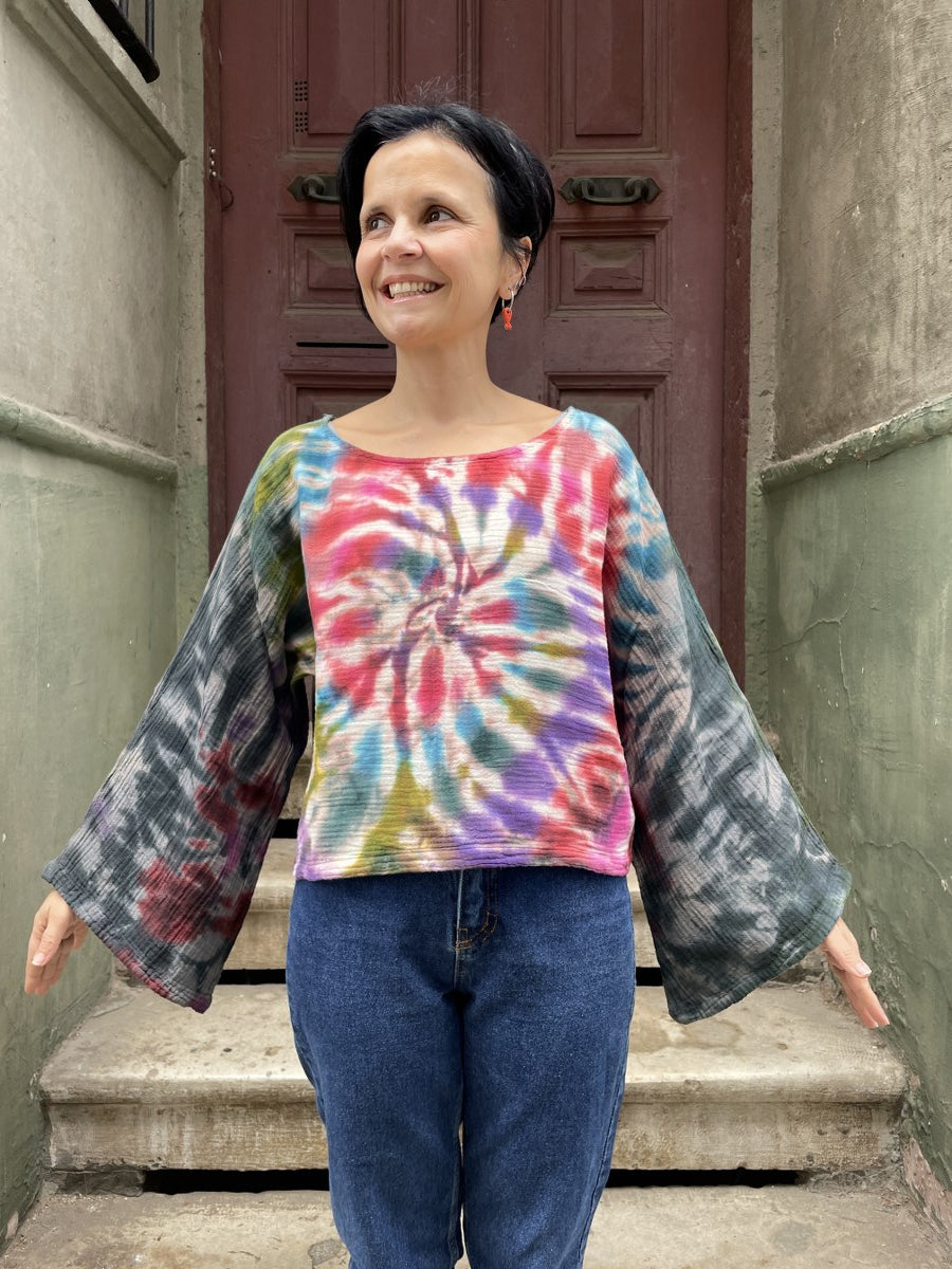 Batik Müslin Bluz – “Vortex” | El Boyaması, Renkli Spiral Desenli Bohem Tasarım