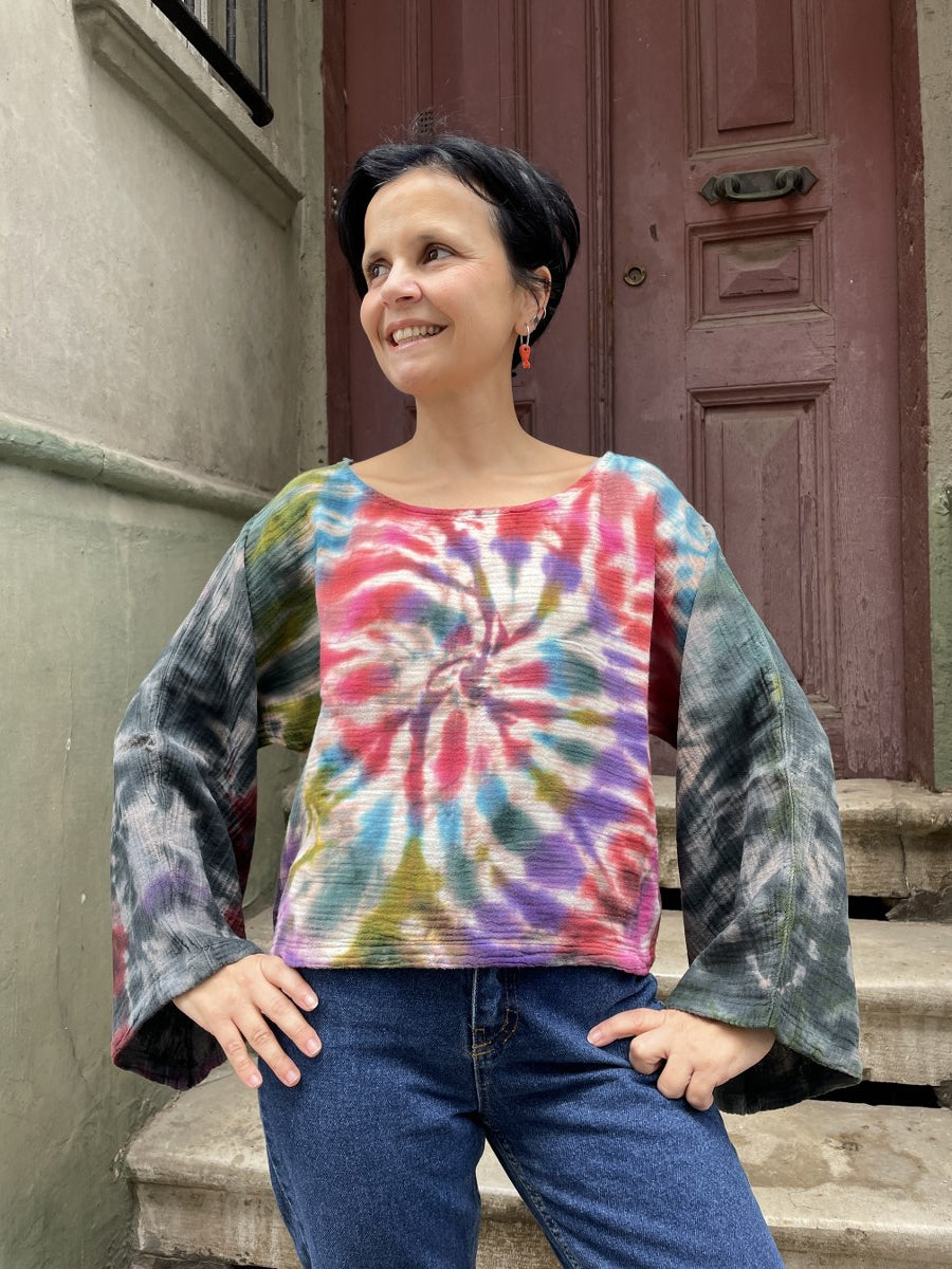 Batik Müslin Bluz – “Vortex” | El Boyaması, Renkli Spiral Desenli Bohem Tasarım