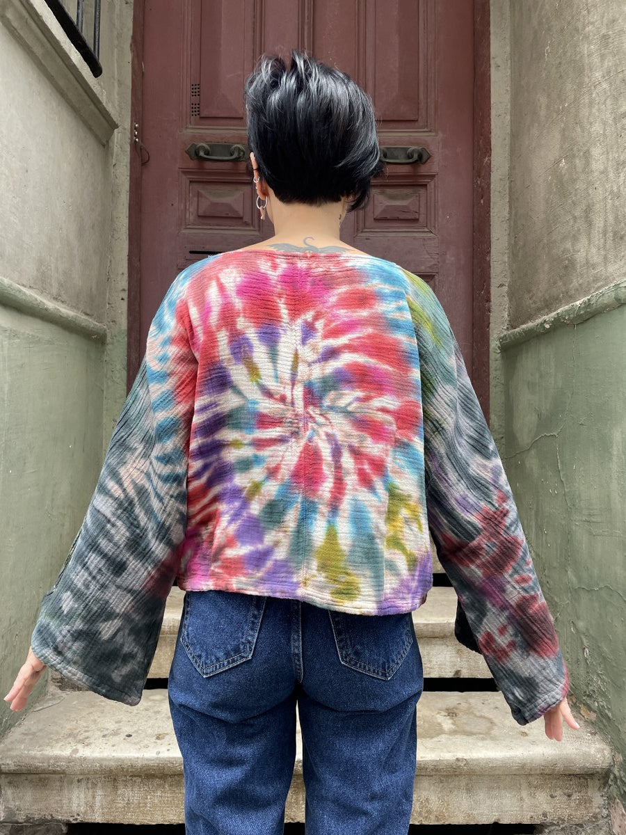 Batik Müslin Bluz – “Vortex” | El Boyaması, Renkli Spiral Desenli Bohem Tasarım