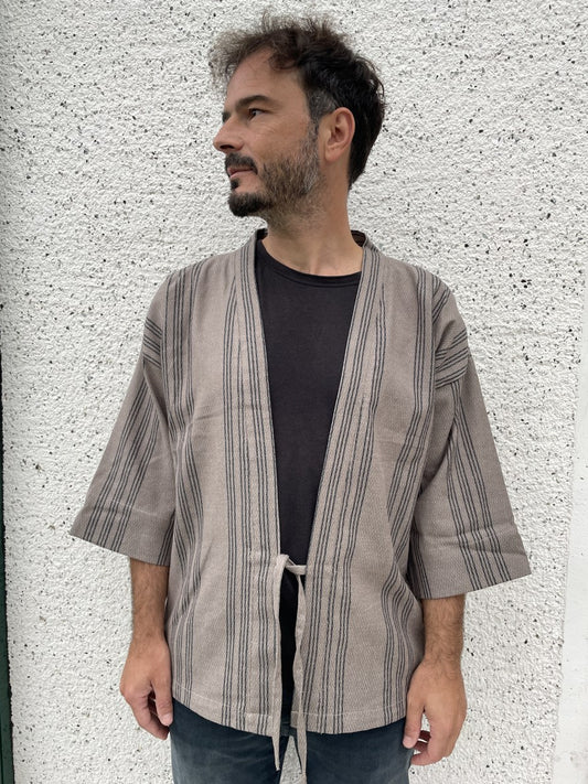 Erkek Kimono Toprak Huzuru – Bej Çizgili, Doğal Kumaş, Sürdürülebilir Üretim
