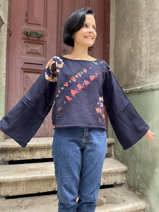 Batik Müslin Bluz – “Astra” – El Boyaması Lacivert Bohem Tasarım