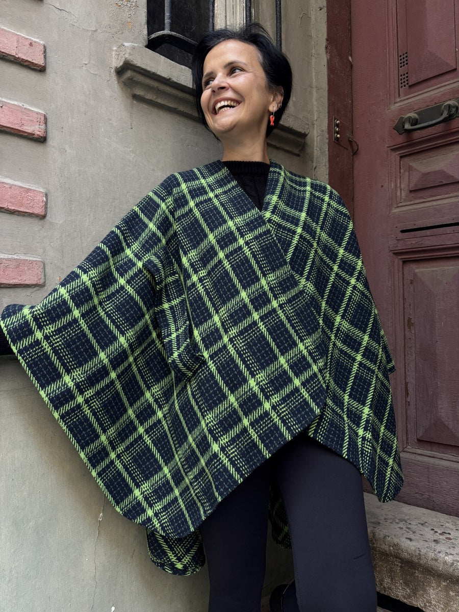 Kadın Renkli Ekoseli Panço – Rahat ve Şık Bohem Tarz