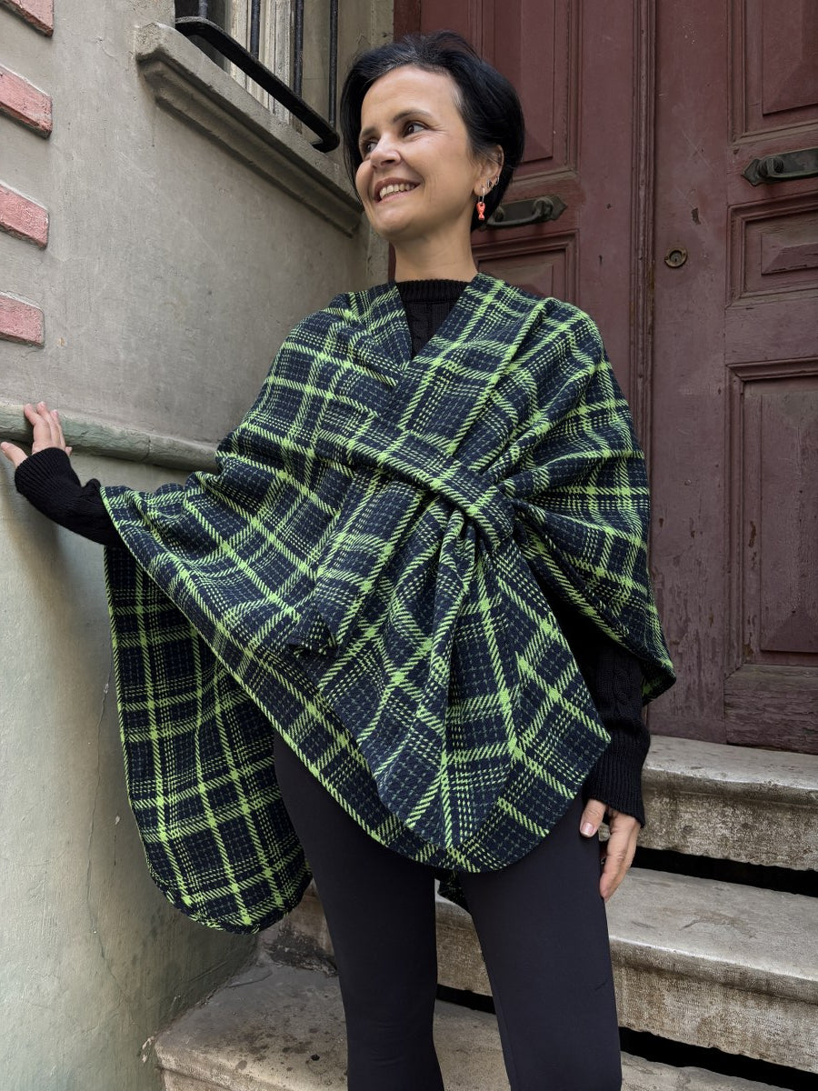 Kadın Renkli Ekoseli Panço – Rahat ve Şık Bohem Tarz