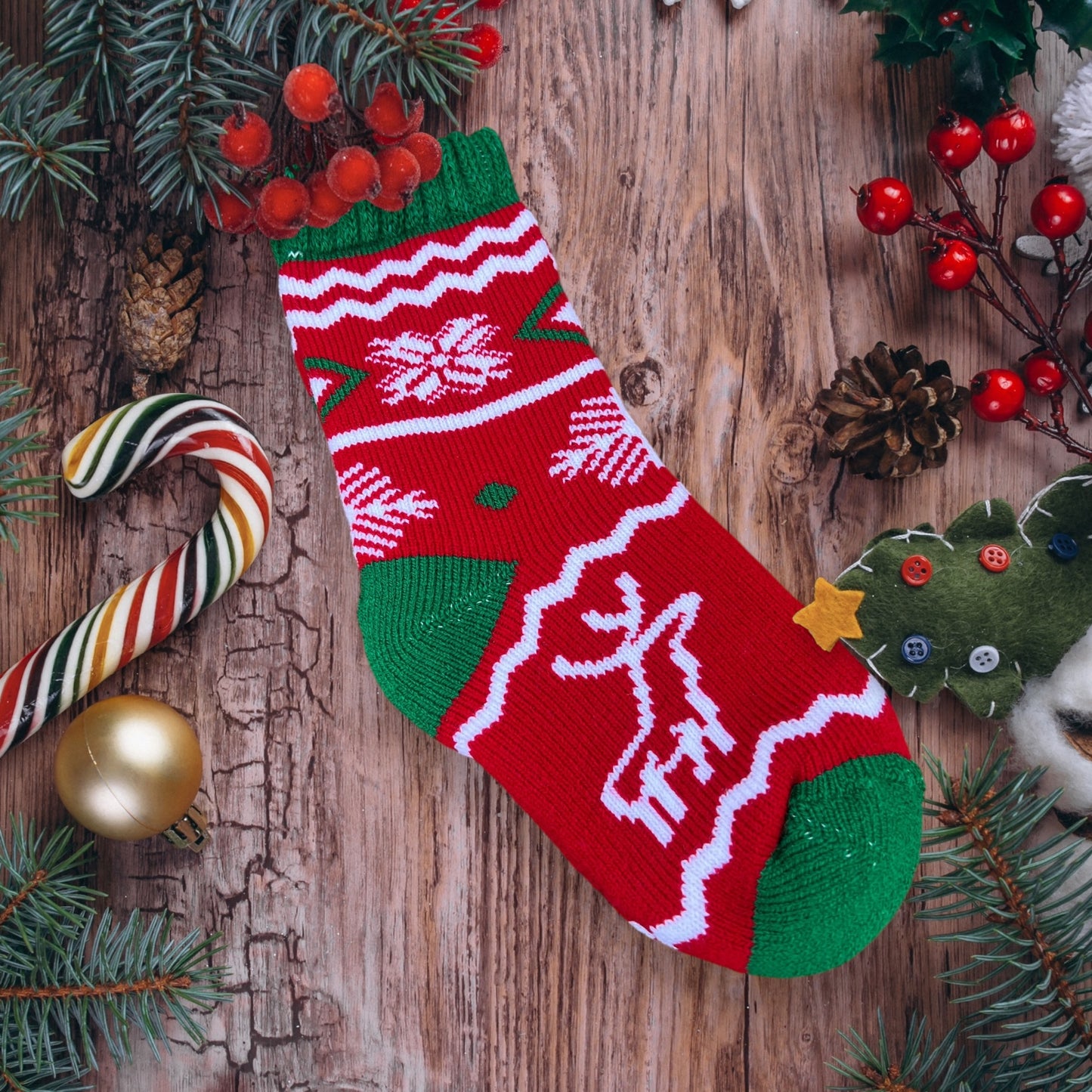 Kalın Yün Kadın Yılbaşı Çorabı – Geyik Desenli, Kırmızı Yeşil Kışlık Çorap