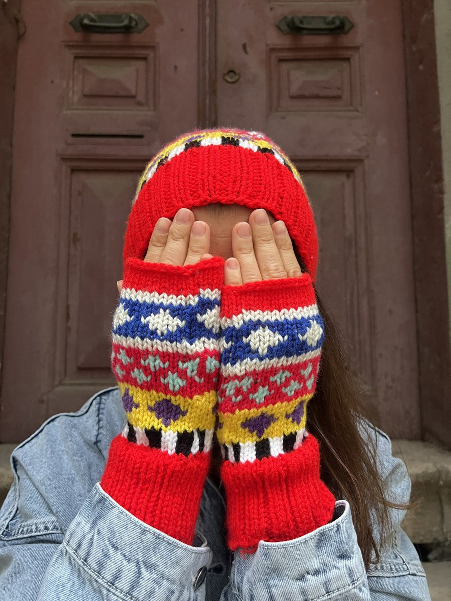 El Yapımı Yılbaşı Bere ve Eldiven Takımı – Kırmızı Desenli